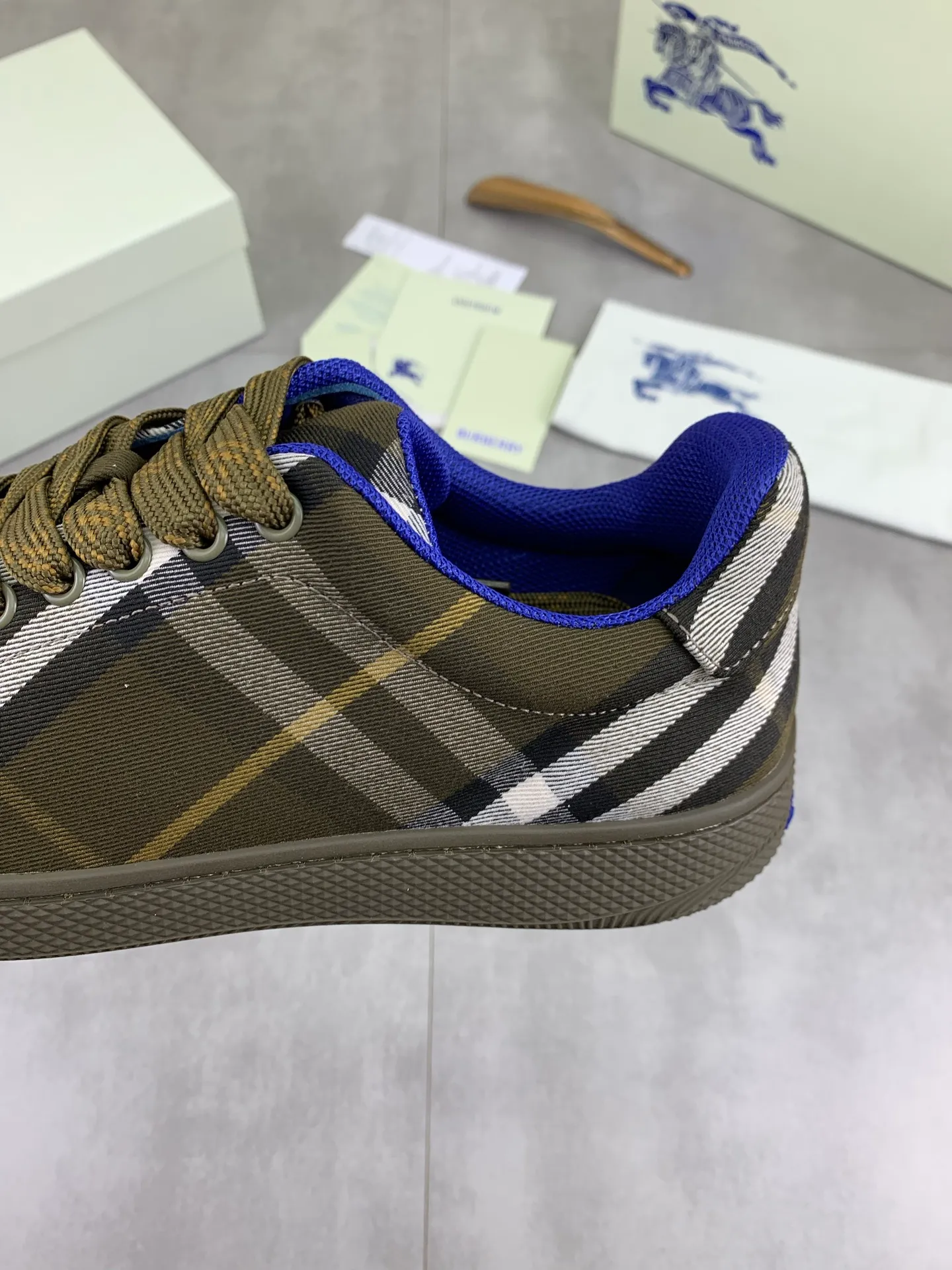 Factory price P580 [BURBERRY] Burberry - High-end quality original order - Upper: imported 🔝 original material - Lining: cowhide lining, feet; water-dyed cowhide - Outsole: ultra-light TPR rubber; two-color molded outsole - Super high quality control · Fine workmanship: highlighted (high-end, extravagance, grade) -Size: 38-46 (Male 38 46 can be customized) · Color: 4️⃣ colors available